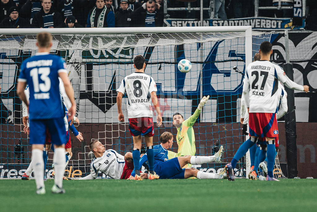 Fußball | Männer | Saison 2024/2025 | 2. Fußball-Bundesliga | 15. Spieltag | Hamburger SV vs. SV Darmstadt 98 | 08.12.2024 | Daniel Heuer Fernandes (#1, HSV) verteidigt das Tor