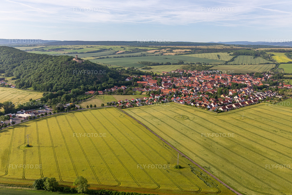 Luftbild: Ortsansicht am Rande von landwirtschaftlichen Feldern und Nutzflächen in Mühlberg im Ortsteil Mühlberg in Drei Gleichen im Bundesland Thüringen in Deutschland. Foto: IMG_007691.jpg vom 15.06.2021 durch Werner Riehm/FLY-FOTO.de