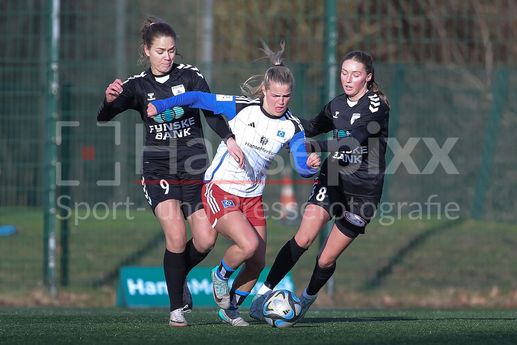 Fussball, Testspiel Frauen, Hamburger SV - Kolding IF | v.li.: Benedicte Moss (Kolding IF, 9), Amelie Woelki (Hamburger SV, 27) und Julie Tenfjord (Kolding IF, 8) im Zweikampf, Duell, Dynamik, Aktion, Action, Spielszene