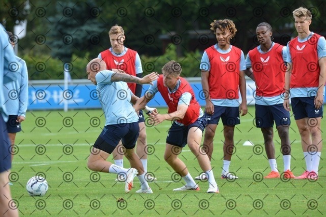 RGE_0099 | Hertha BSC, 2.Bundesliga, Herren, Fußball, Training auf dem Schenckendorffplatz, Dienstag 18.08. 2026, Saison 2026/27,  im Bild  li.  Jon Dabur Thorsteinsson ( Hertha BSC ), Gustav Christensen ( Hertha BSC ),  Fotograf: Ralf Gebhardt - Realisiert mit Pictrs.com
