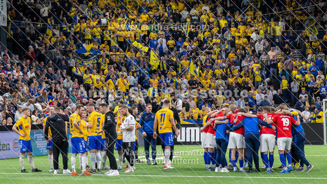 SHFV Lotto Masters 2024 | 20240113_8977, 13.01.2024, SHFV Lotto Masters 2024, Halbfinale 1, SV Todesfelde (gelb) vs. TSB Flensburg (blau), Vor dem 9m-Schiessen - Realisiert mit Pictrs.com