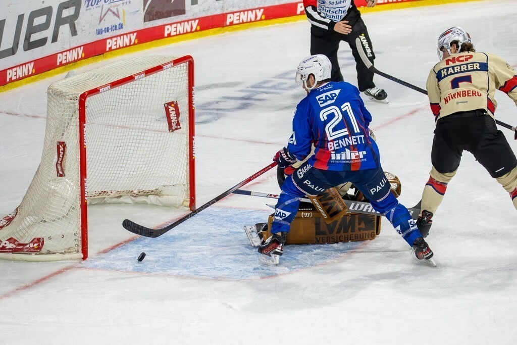 DEL, Deutsche Eishockey Liga Saison 2024/25, 15. Spieltag: Adler Mannheim gegen Nürnberg Ice Tigers. Bild: Kris Bennett (21, Mannheim) trifft zum 1:0 für Mannheim | DEL, Deutsche Eishockey Liga Saison 2024/25, 15. Spieltag: Adler Mannheim gegen Nürnberg Ice Tigers. Bild: Kris Bennett (21, Mannheim) trifft zum 1:0 für Mannheim - Realisiert mit Pictrs.com