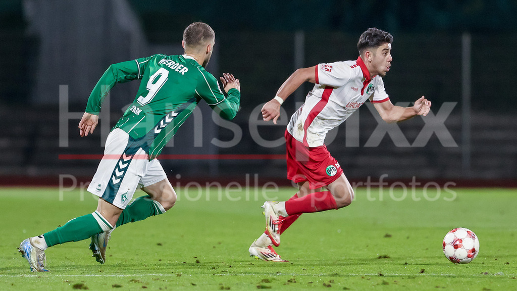 Fussball, Regionalliga Nord, SV Werder Bremen II - VfB Lübeck | v.li.: Christian Stark (SV Werder Bremen II, 9) und Rohin Shivani (VfB Lübeck, 20) im Laufduell, Zweikampf, Duell, Dynamik, Aktion, Action, Spielszene