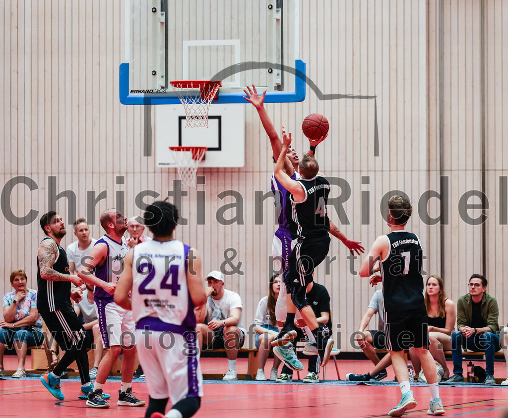 2022-05-15_045_SpVgg_Altenerding_gegen_TSV_Muenchen-Forstenried | Erding, Deutschland, 15.05.2022:
Basketball, Bezirksliga 2021 / 2022, Play-Offs, SpVgg Altenerding gegen TSV München-Forstenried, Endergebnis: 55:57

Justin Ledbetter (SpVgg Altenerding, #24), Philipp Wißmeier (TSV München-Forstenried, #4), Christian Lippach (TSV München-Forstenried, #7)

Foto: Christian Riedel / fotografie-riedel.net