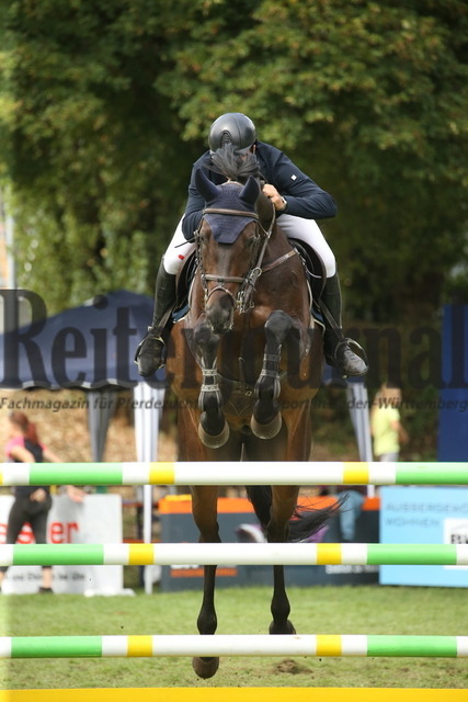 Bietigheim_2022_Prfg.Nr.06_Springen_Kl.S_Christopher Frazer_Clintas 3 (4) | Alle Fotos der Reiterjournal Fotografin Doris Matthaes im Reiterjournal Online-Fotoshop. - Realisiert mit Pictrs.com