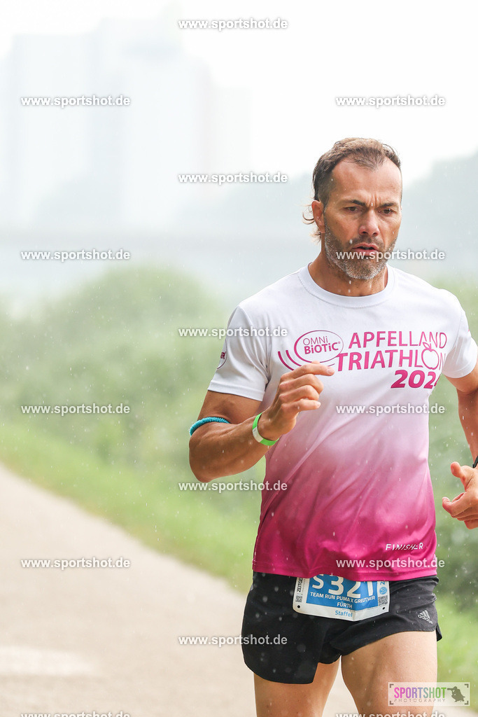 LUR_1316 | 34. M-net Erlanger Triathlon 2025 #erlangertriathlon  #mnettriathlon2025 #mnettriathlon #team #olympischedistanz #mitteldistanz #triathlon #maindonaukanal  #erlangertriathlon2025 #yourpictrs #tv1848 #tv1848erlangen  #triathlonbayern #sportinerlangen #demsportverbunden #sportshot_your_pictrs Copyright: www.sportshot.de