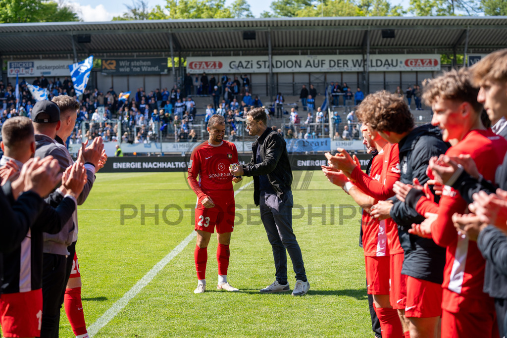 Stuttgarter Kickers vs. SG Sonnenhof Großaspach, Fussball, Regionalliga Suedwest, 34. Spieltag, 16.05.2026 | Fabian Eisele (SG Sonnenhof Großaspach, #23) bekommt die Torjägerkanonen/Torjaegerkanone überreicht/ueberreicht,Stuttgarter Kickers vs. SG Sonnenhof Großaspach, Fussball, Regionalliga Suedwest, 34. Spieltag, 16.05.2026