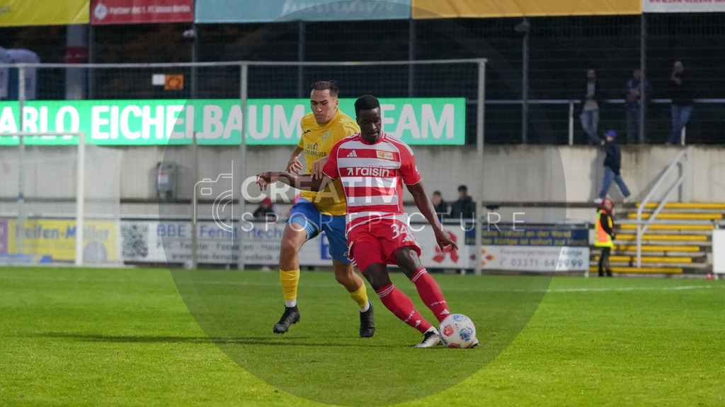 Fußball, Herren, Saison 2025/2026, Testspiel, Freundschaftsspiel, FSV 63 Luckenwalde vs. 1.FC Union Berlin, Mittwoch 08.10.2025, Werner-Seelenbinder-Stadion Luckenwalde, | Fußball, Herren, Saison 2025/2026, Testspiel, Freundschaftsspiel, FSV 63 Luckenwalde vs. 1.FC Union Berlin, Mittwoch 08.10.2025, Werner-Seelenbinder-Stadion Luckenwalde, Im Bild: Simon Gollnack (l. Luckenwalde) und Stanley Nsoki (r. Union) - Realisiert mit Pictrs.com
