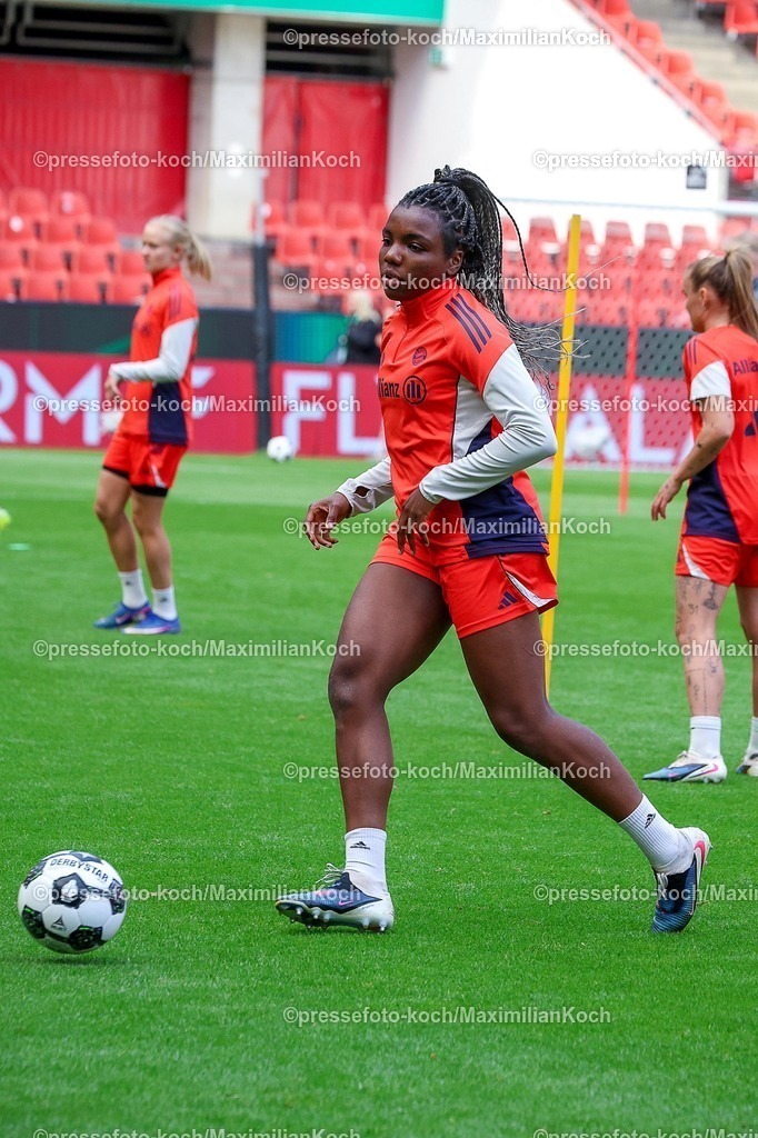 xsscx13052601053 | 2026.05.13, xsscx, Fußball, Training vor dem Finale DFB-Pokal Frauen, VfL Wolfsburg -  FC Bayern München, Saison 2025 2026, Rhein-Energie-Stadion in Köln: Edna Imade (FC Bayern München #29) beim Abschlusstraining DFB regulations prohibit any use of photographs as image sequences and or quasi-video. Photo: xSandraxScherningxPressefotoKochx