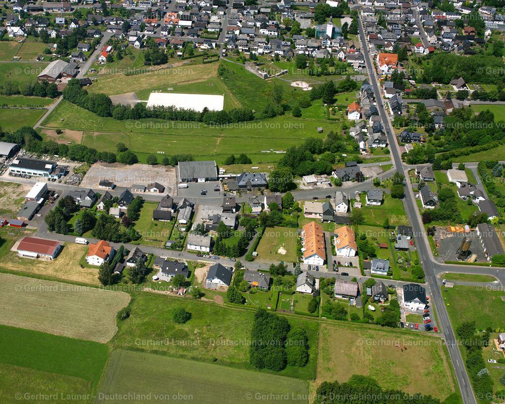 2611055 | DRIEDORF 09.06.2006 Wohngebiet einer Einfamilienhaus- Siedlung  in Driedorf im Bundesland Hessen, Deutschland // Single-family residential area of settlement  in Driedorf in the state Hesse, Germany Foto: Gerhard Launer