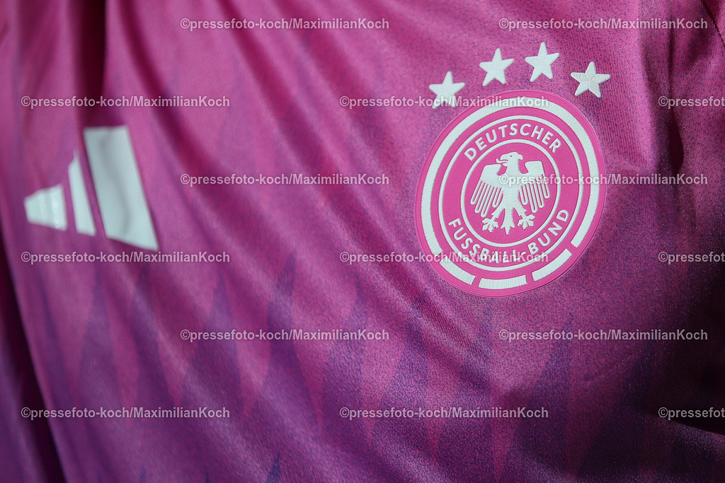 RWE23032402057 | 23.03.2024, Essen, Fußball, Nahaufnahme neues pinkes DFB Trikot Auswärtstrikot 2024