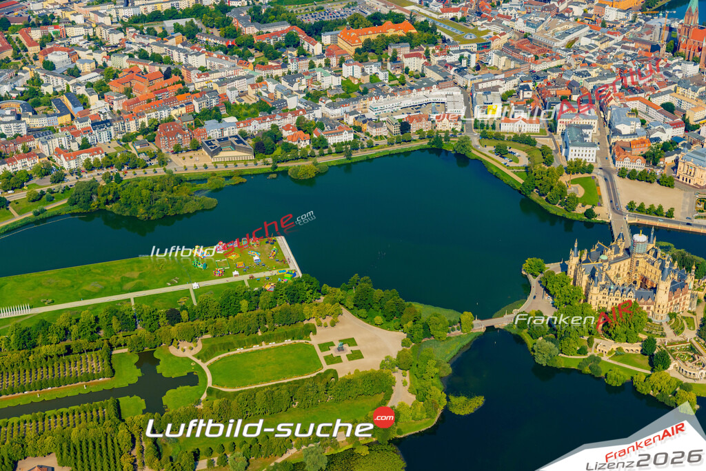 Luftbild Schwerin - Die Luftaufnahme wurde 2025 vom UL-Flugzeug heraus erstellt ( keine Drohne ) - Hochauflösende Luftaufnahme - für professionelle Ausdrucke geeignet. Die Geschenkidee !Hier alle&nbsp;Infos zur Lizenzierung der LuftaufnahmeWir fliegen auch dieses Jahr wieder in Ihre Region um Luftbilder zu erstellen.- Luftbild anfragen