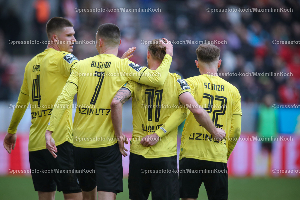 RWE3Liga17022401057 | 17.02.2024, Essen, Fußball, bwin 3. Liga Herren, Stadion an der Hafenstraße, 24. Spieltag Saison 2023 2024, Rot-Weiss Essen – SSV Ulm 1846:  Torjubel nach dem 1:0 durch Dennis Chessa (SSV Ulm 1846). . 
DFB regulations prohibit any use of photographs as image sequences and or quasi-video.
