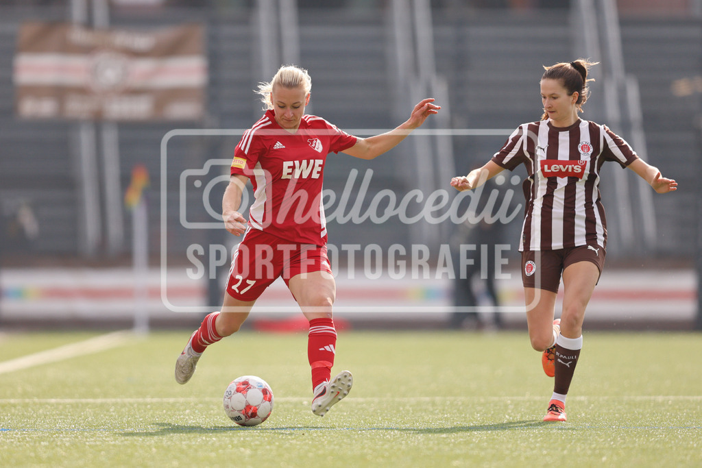 Fußball I Frauen I Saison 2025-2026 I Regionalliga Nord I 15. Spieltag I St. Pauli - SpVg Aurich-68 | Aylin Rewohl (27, SpVg Aurich) spielt den Ball zur Mitspielerin - Realisiert mit Pictrs.com