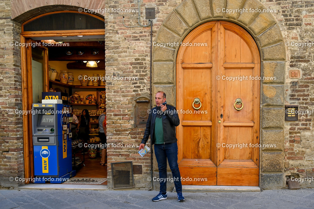 Italien_ Toskana_ San Gimignano_ 31.05.2024-107 | 31.05.2024, Italien, ITA, Toskana, San Gimignano im Bild Stadtansichten Gebäude, Architektur, Touristen, Historisch, Souvenir, Ansichten der berühmten Stadt San Gimignano in der Toskana-Italien - View of the famous town San Gimignano in Tuscany-ItalySan Gimignano ist eine italienische Kleinstadt in der Toskana mit einem mittelalterlichen Stadtkern. San Gimignano wird auch die Stadt der Türme genannt. Die Stadt liegt in der Provinz Siena. Sie gehört neben Florenz, Siena und Pisa zu den von Touristen meist besuchten Zielen in der Toskana.
