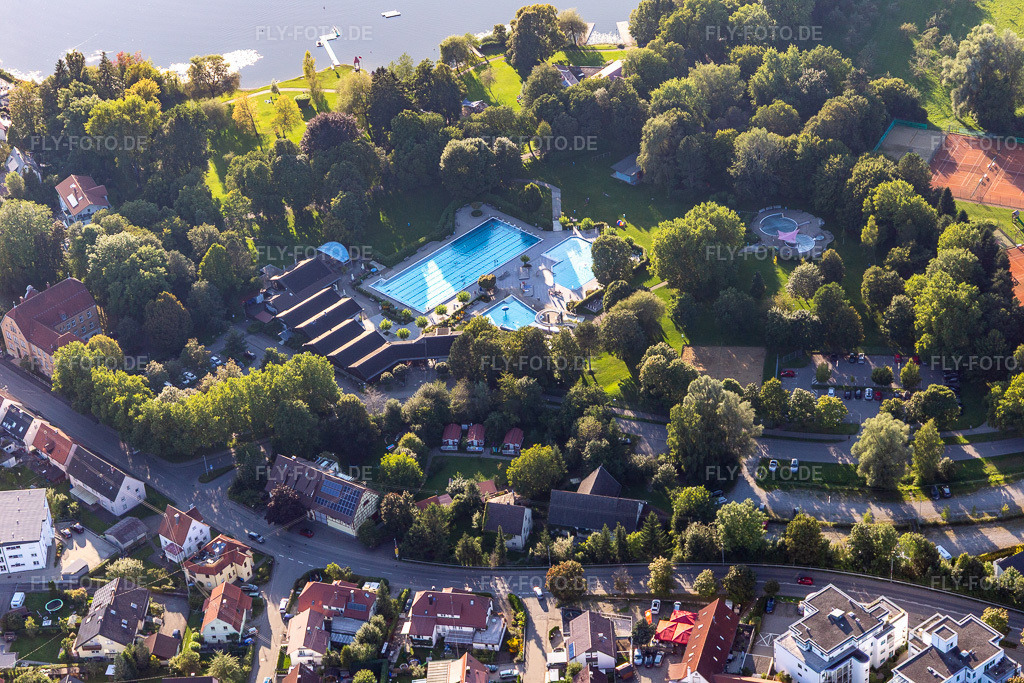 Luftbild: Becken und Uferbereiche am Strand- und Freibad Bad Waldsee in Bad Waldsee im Bundesland Baden-Württemberg in Deutschland. Foto: IMG_128917.jpg vom 03.09.2021 durch Werner Riehm/FLY-FOTO.de