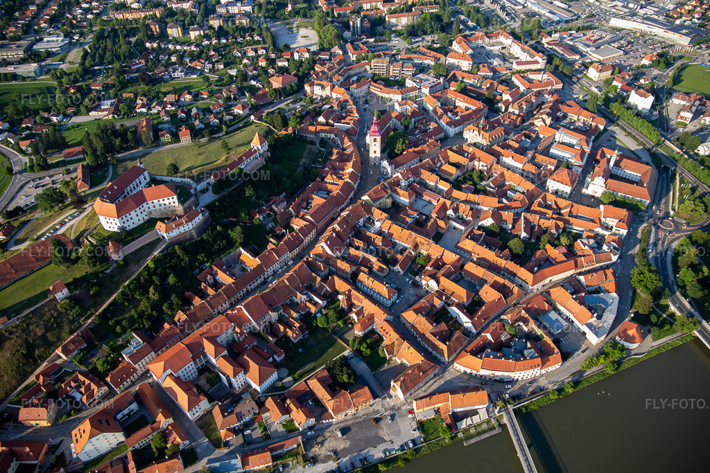 Aerial view: View of the town in Ptuj in the state Slovenia, Slovenia. – Photo: IMG_137324.jpg taken on 07/08/2023 by Werner Riehm/FLY-FOTO.com – Resolution of the original: 5472 x 3648 px