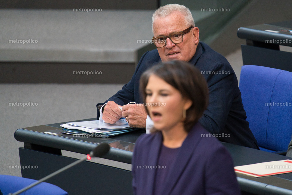 Thomas Sattelberger beobachtet Annalena Baerbock | Metropolico