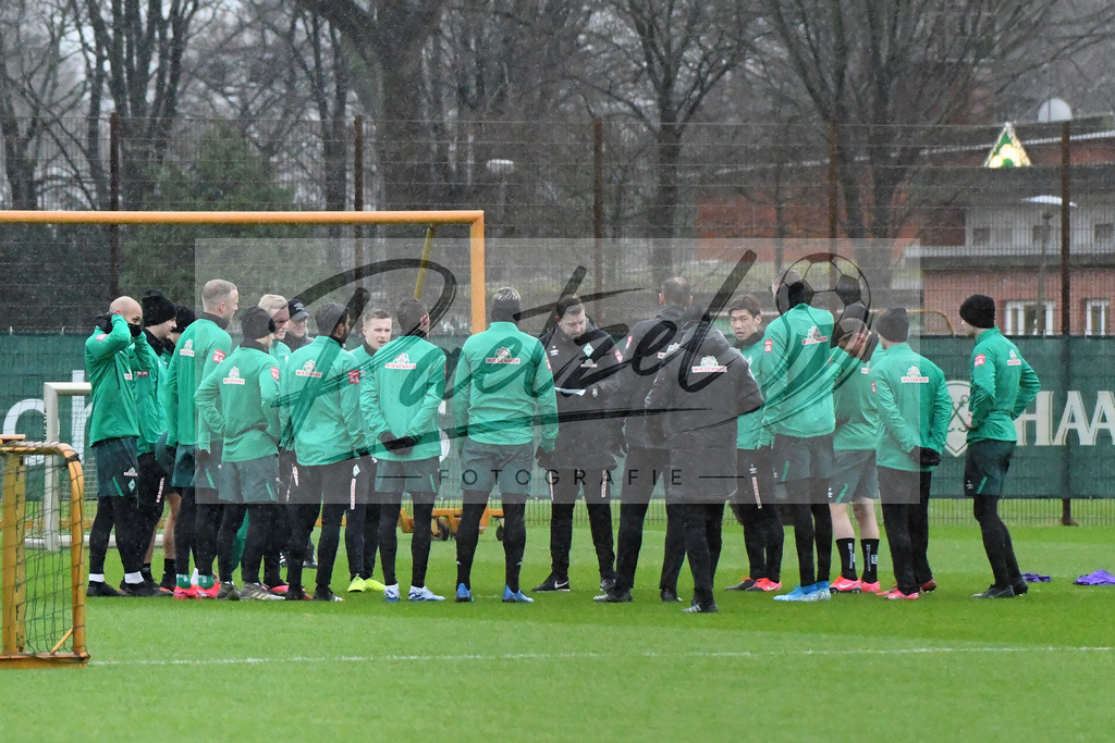 20200129_TRASVW_0024 | Fußball, Herren: Die Mannschaft vom SV SV Werder Bremen bildet einen Kreis beim Training des SV Werder Bremen am 29.01.2020 im wohninvest Weserstadion in Bremen, Deutschland.(Foto von Nico Paetzel) - Realisiert mit Pictrs.com
