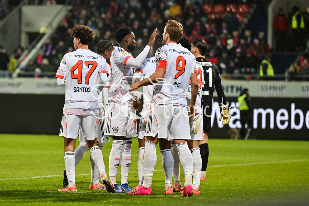 1. FC Heidenheim - FC Bayern München | HEIDENHEIM, GERMANY - 21. DECEMBER: Jubel der Bayern nach dem Treffer zum 0-4 durch Harry KANE (FC Bayern Munich 9) / Tor / Torschuetze / Freude / Happy / während dem Bundesligamatch zwischen dem 1. FC Heidenheim und dem FC Bayern München am 15. Spieltag in der Voith-Arena / DFL REGULATIONS PROHIBIT ANY USE OF PHOTOGRAPHS AS IMAGE SEQUENCES AND/OR QUASI-VIDEO