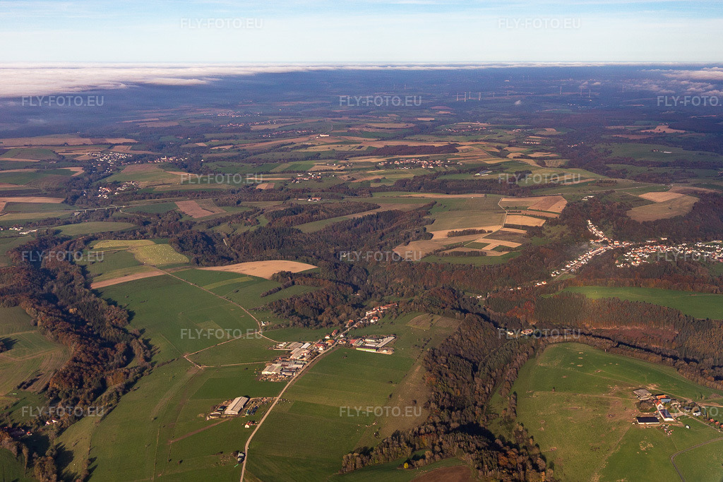 Vue aérienne: Kapellenhof à Hottviller dans le département Moselle, France. Photo: IMG_143766.jpg prise le 26/10/2024 par Werner Riehm/FLY-FOTO.euRésolution de l'original: 4310 x 2873 px