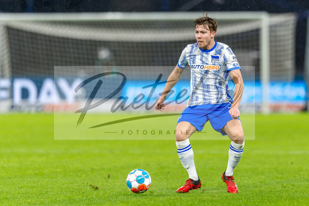 BSCRBL20220220_154 | Fussball, Herren: Fredrik Andre Bjoerkan (Hertha BSC) in Aktion, am Ball, Einzelaktion bei dem Spiel der 1. Bundesliga zwischen Hertha BSC und RB Leipzig im Olypiastadion am 20.02.2022 in Berlin, Deutschland.DFB / DFL REGULATIONS PROHIBIT ANY USE OF PHOTOGRAPHS AS IMAGE SEQUENCES AND/OR QUASI-VIDEO. - Realisiert mit Pictrs.com