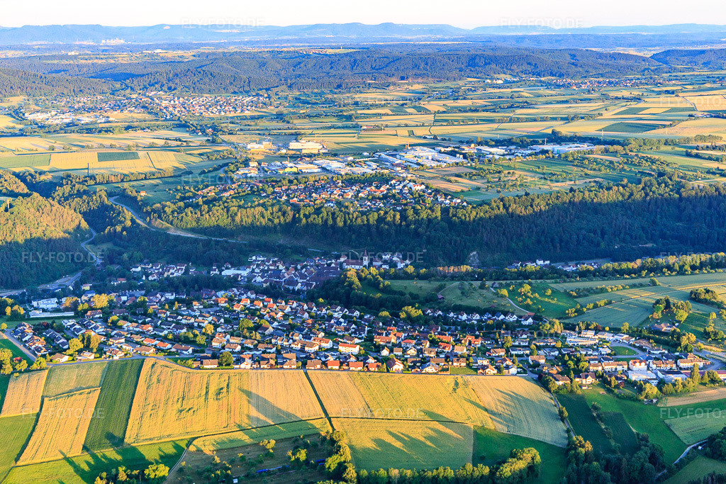 Luftbild: Scheffelstraße bis Freudenstädter Straße von Westen in Sulz am Neckar im Bundesland Baden-Württemberg in Deutschland. Foto: IMG_149098.jpg vom 28.06.2025 durch Werner Riehm/FLY-FOTO.de