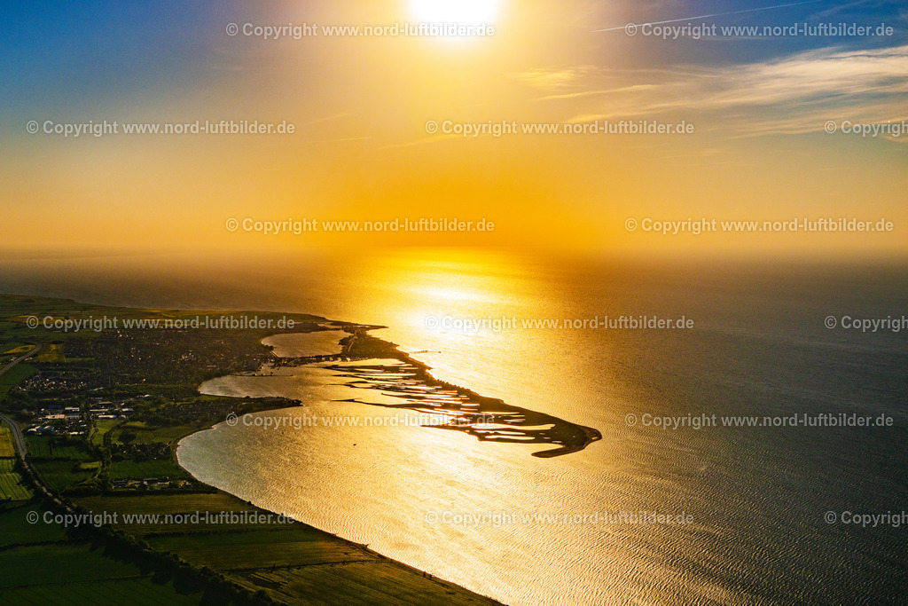 Heiligenhafen_Sonnenuntergang_ELS_2169150524 | GROßENBRODE 15.05.2024 Spiegelung und Sonnen- Strahlen Reflektion auf der Wasser - Oberfläche in Großenbrode an der Ostseeküste im Bundesland Schleswig-Holstein, Deutschland. Weiterführende Informationen bei: NABU Gruppe Heiligenhafen,  Stadt Heiligenhafen,  WEG Ostsee-Ferienpark Heiligenhafen. // Reflection and sun rays reflection on the water - surface in Grossenbrode on the Baltic Sea coast in the state Schleswig-Holstein, Germany. Further information at: NABU Gruppe Heiligenhafen,  Stadt Heiligenhafen,  WEG Ostsee-Ferienpark Heiligenhafen. Foto: Martin Elsen