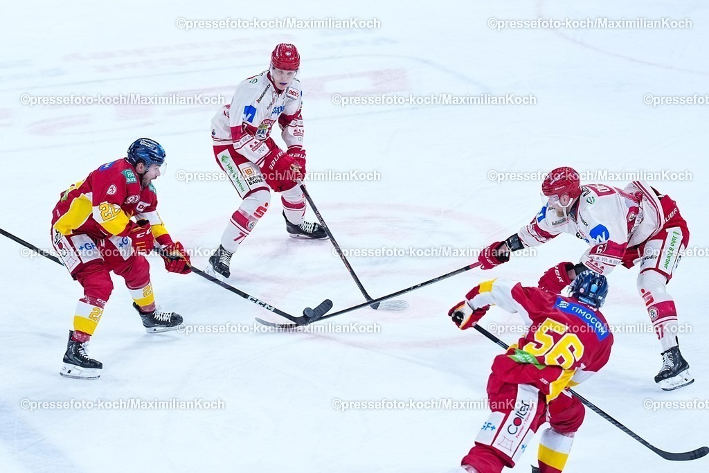 xYDRx20022601064 | 20.02.2026, xydrx, Eishockey, DEL2, Düsseldorfer EG - EV Landshut, PSD Bank Dome Düsseldorf: Erik Brandford (Düsseldorfer EG #22) im Zweikampf gegen Martin Has (EV Landshut #77) und Stanislav Dietz (EV Landshut #67)  Photo: xYannisxDreimannxPressefotoKochx