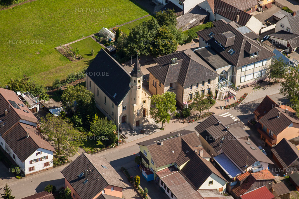 Luftbild: Kartunger Kirche im Ortsteil Kartung in Sinzheim im Bundesland Baden-Württemberg in Deutschland. Foto: IMG_31261.jpg vom 09.08.2010 durch Werner Riehm/FLY-FOTO.de