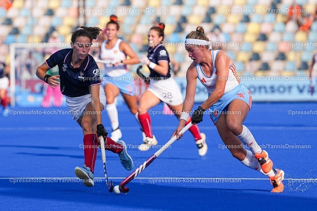xydrx13082503013 | 13.08.2025, xydrx, Frauen EuroHockey Championship 2025, Gruppenphase, Gruppe A, Niederlande - Frankreich, Sparkassenpark Mönchengladbach: Mathilde Duffrene (FRA #19) im Zweikampf gegen Pien Dicke (NED #21)
