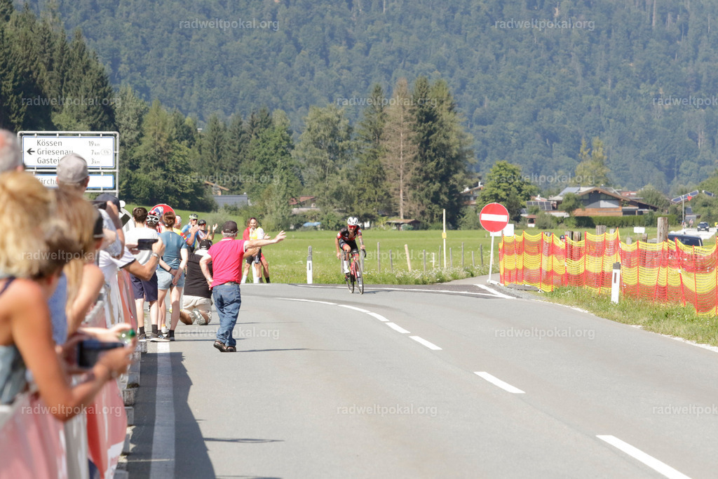 1184_20230817_Bewerb_Maenner_Muehlanger | AUT - OESTERREICH, 2023-08-16: SPORT RENNRAD-FAHREN - 55. INTERNATIONALER RADWELTPOKAL IN ST. JOHANN IN TIROL  - Vintage-Radrennen mit WM-Bronze-Medaillen-Siegerin Christina Schweinberger, den Teilnehmer und Alexander Baumann (vom Orginastions-Team) - TAG 2 BEWERB MAENNER IN SECHS GRUPPEN  ; Foto: Roland Muehlanger
