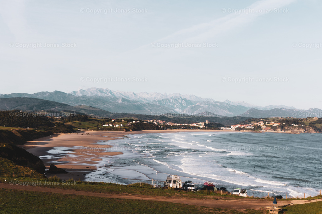 Playa La Guerra | Stunning view of the Picos de Europa overlooking Playa la Guerra.  - Realisiert mit Pictrs.com