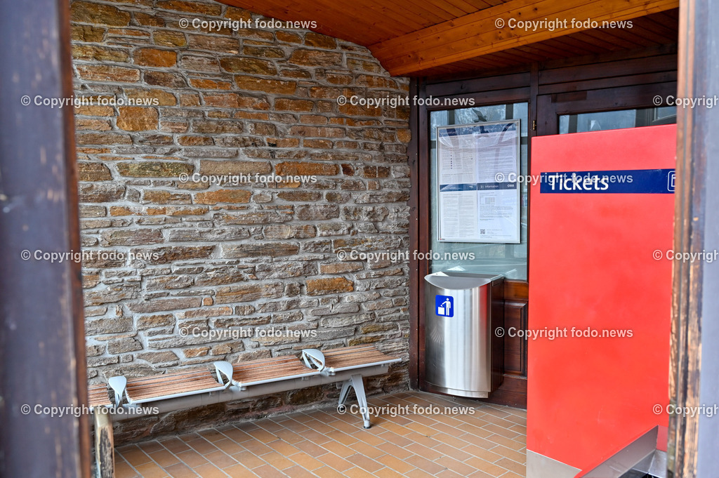 Hallstatt_ 13.01.2023-33 | 13.01.2023, Hallstatt, AUT, Hallstatt, im Bild Bahnhof, Bahnhofsgebaeude, OeBB, Wartebereich, Ticketautomat