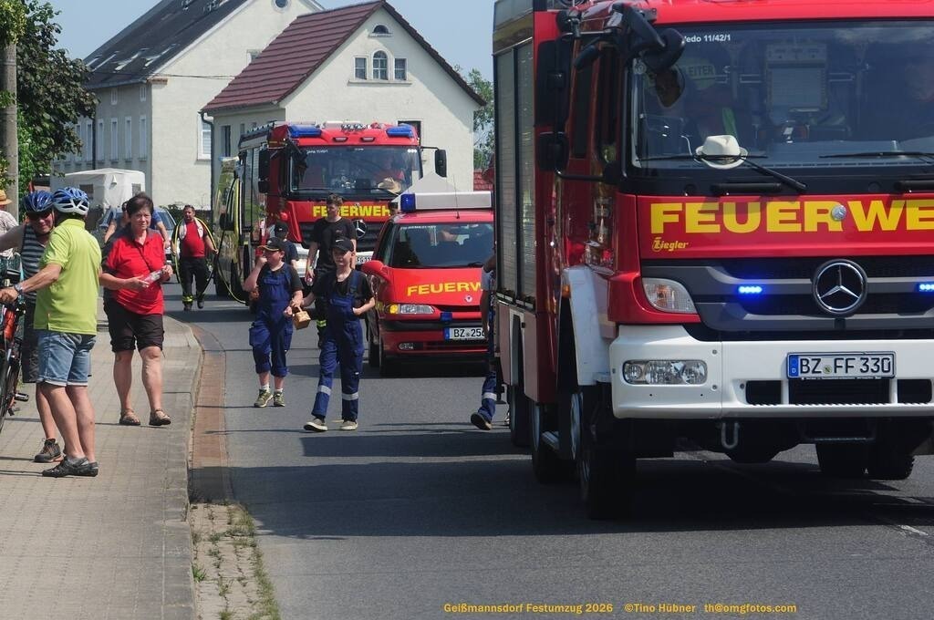 Geißmannsdorf-2026-Festumzug-201 | Festumzug in Geißmannsdorf bei Bischofswerda im Juni 2026. Fotografische Eindrücke und Momentaufnahmen vom Festumzug anläßlich des 800-jährigen Bestehens von Geißmannsdorf - mit Teilnehmern und Gästen, Strohpuppen und geschmückten Vorgärten und Grundstücken - Realisiert mit Pictrs.com
