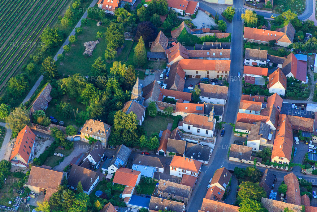 Luftbild: Protestantische Pfarrkirche in Kleinfischlingen im Bundesland Rheinland-Pfalz in Deutschland. Foto: IMG_082790.jpg vom 25.06.2015 durch Werner Riehm/FLY-FOTO.deProt. Kirchen im Gäu