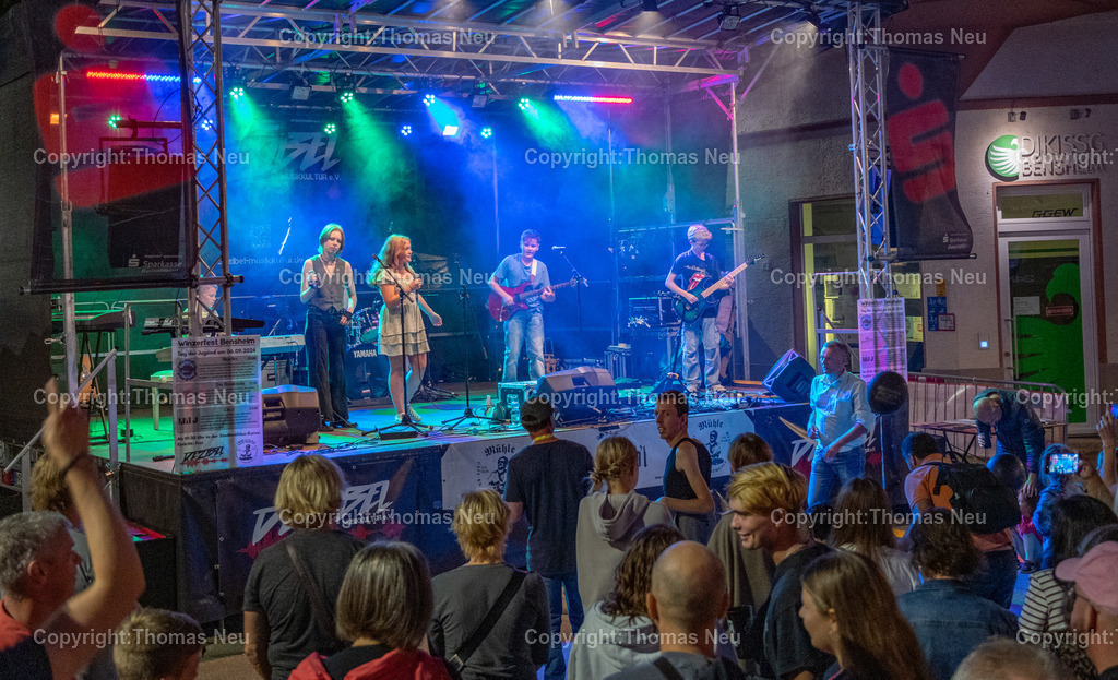 DSC_7170 | bbe, Bensheim, Winzerfest, Tag der Jugend,,an der Stadtmühle traditionell der Platz für die Jugend, hier auf der bühne Bluefiure die Schülerband des Goethegymnasiums, , Bild: Thomas Neu