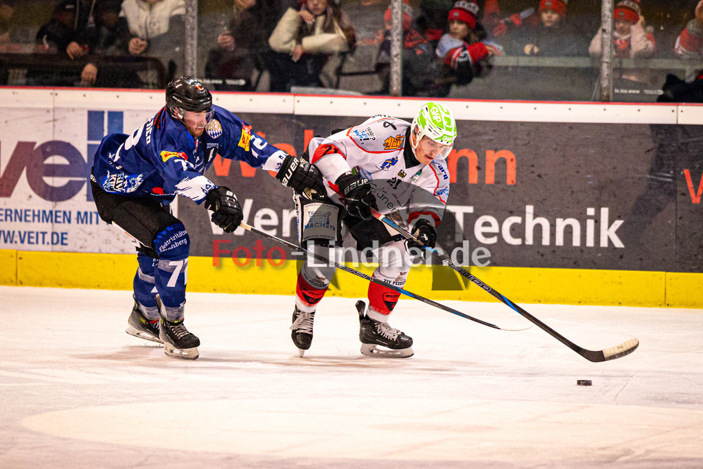 HC Landsberg RIVER KINGS gegen TSV Peißenberg MINERS | Eishockey Bayernliga Herren Vorrunde 2024/25, HC Landsberg RIVER KINGS gegen TSV Peißenberg MINERS, 20250103,Zweikampf zwischen Florian SEELMANN (MINERS 21) und Forian REICHENEDER (RIVERKINGS 72),2025-01-03 in Landsberg am Lech (Eisstadion Landsberg)Florian SEELMANN (MINERS 21), Forian REICHENEDER (RIVERKINGS 72)Copyright: WolfgangxLindner foto-lindner.de