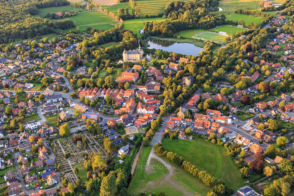 Luftbild: Jugendburg Gemen im Ortsteil Gemen in Borken im Bundesland Nordrhein-Westfalen in Deutschland. Foto: IMG_008051.jpg vom 12.07.2020 durch Werner Riehm/FLY-FOTO.deJugendburg Gemen