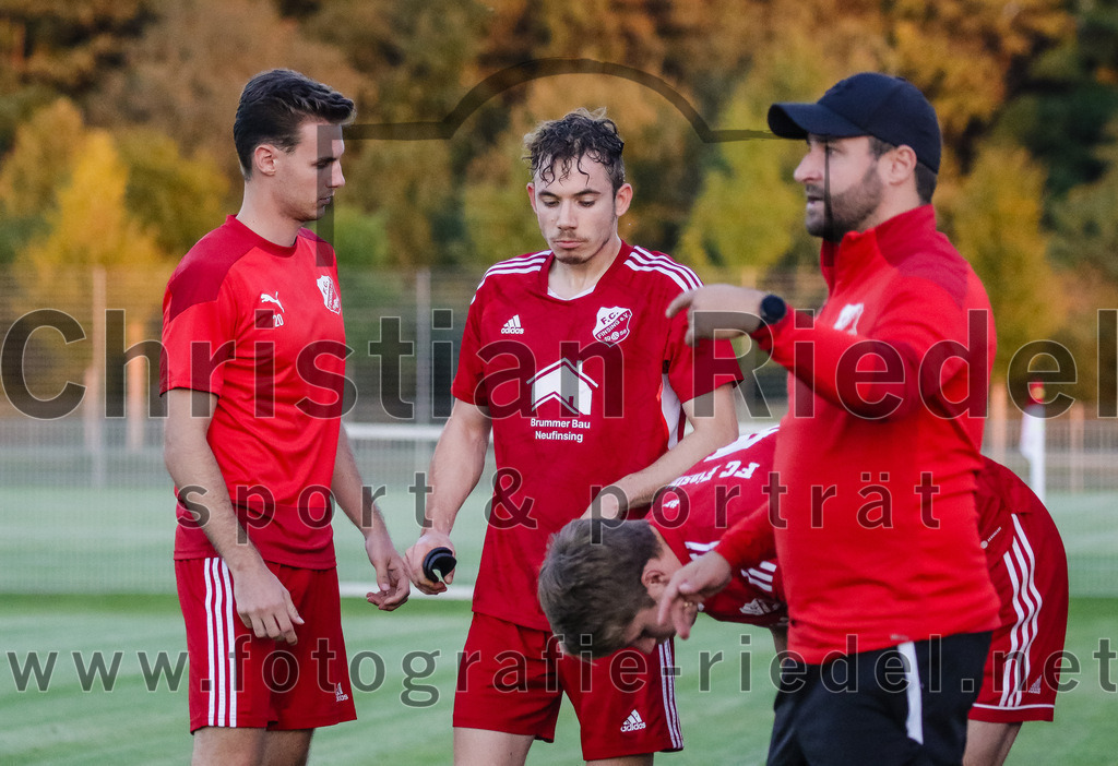 2023-09-07_018_FC_Finsing_gegen_FC_Moosinning_II | Finsing, Deutschland, 07.09.2023:
Fußball, Kreisliga 2023 / 2024, 8. Spieltag, FC Finsing gegen FC Moosinning II, Endergebnis: 3:0

Florian Hölzl (FC Finsing, #10), Trainer Thomas Bonnet (FC Finsing)

Foto: Christian Riedel / fotografie-riedel.net
