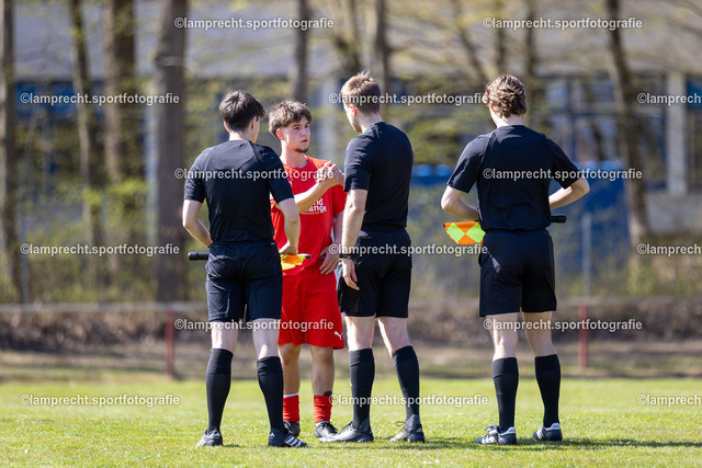 Fußball I Junioren I Saison 2025-2026 I DFB-Nachwuchsliga I 8. Spieltag I JFV Lübeck - 1. FC Magdeburg 211 | v.l. Jonas Blomtrath (2. Assistent), Alexander Erwin Laval (8, JFV Lübeck), Tom Holsten (Schiedsrichter), May Taylor Opitz (1. Assistent) - Realisiert mit Pictrs.com