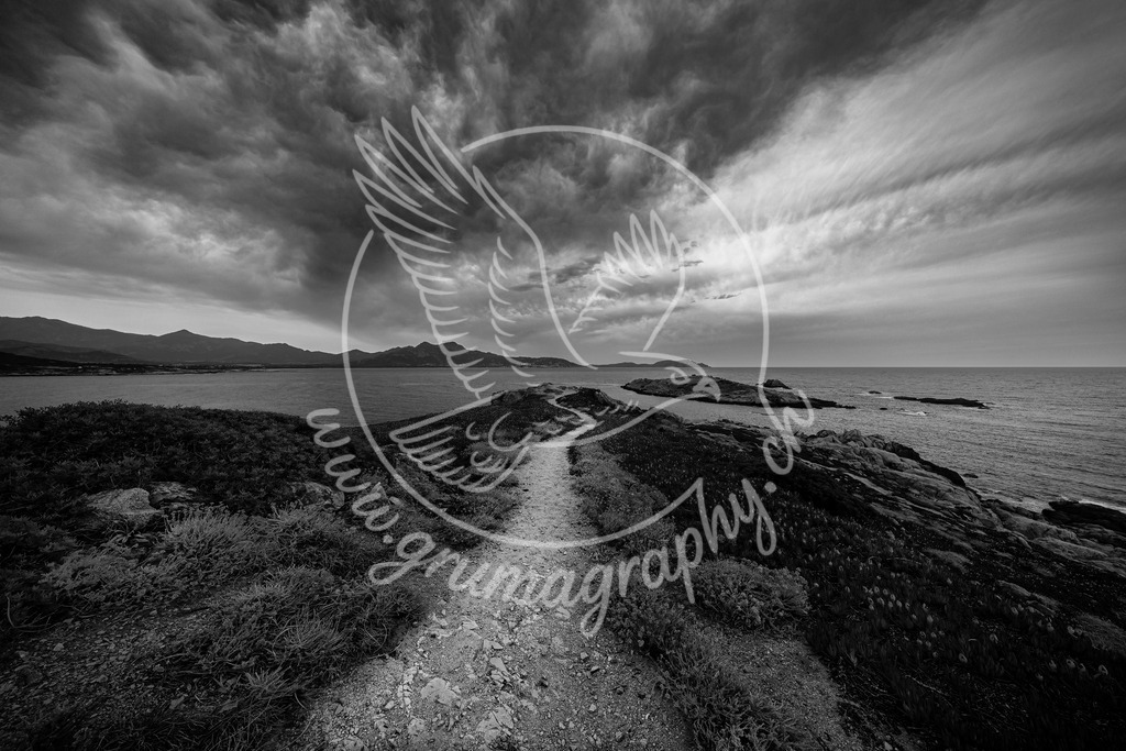 path to the storm - corsica_swx | Korsika Landschaftsfotografie – dramatische Küstenlinie im Fine-Art Stil. Atmosphärische Fine-Art-Landschaftsfotografie im charakteristischen Grumagraphy-Style – reduziert, stimmungsvoll und authentisch. Hochwertige Prints für Wohnräume, Büros und besondere Momente.