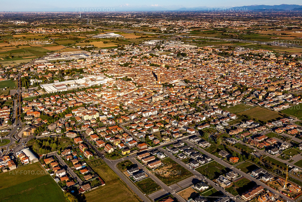 Aerial view: View of the town in Caravaggio in the state Bergamo, Italy. – Photo: IMG_134564.jpg taken on 09/19/2022 by Werner Riehm/FLY-FOTO.com – Resolution of the original: 5372 x 3582 px