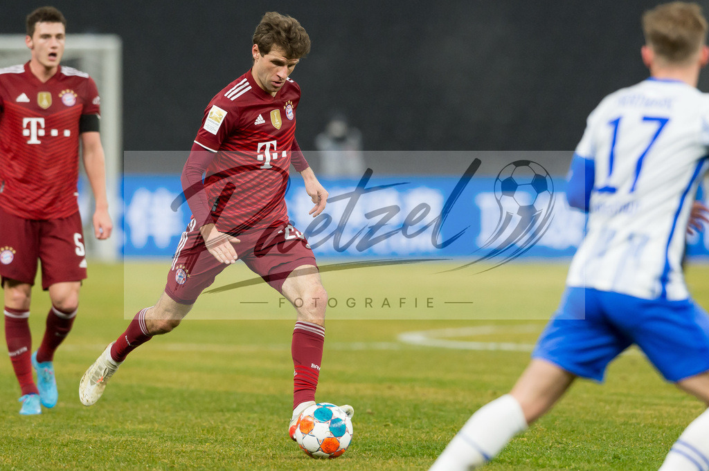 BSCFCB20220123_287 | Fussball, Herren: Thomas Mueller (FC Bayern Muenchen) in Aktion, am Ball, Einzelaktion bei dem Spiel der 1. Bundesliga zwischen Hertha BSC und FC Bayern Muenchen im Olypiastadion am 23.01.2022 in Berlin, Deutschland.DFB / DFL REGULATIONS PROHIBIT ANY USE OF PHOTOGRAPHS AS IMAGE SEQUENCES AND/OR QUASI-VIDEO. - Realisiert mit Pictrs.com