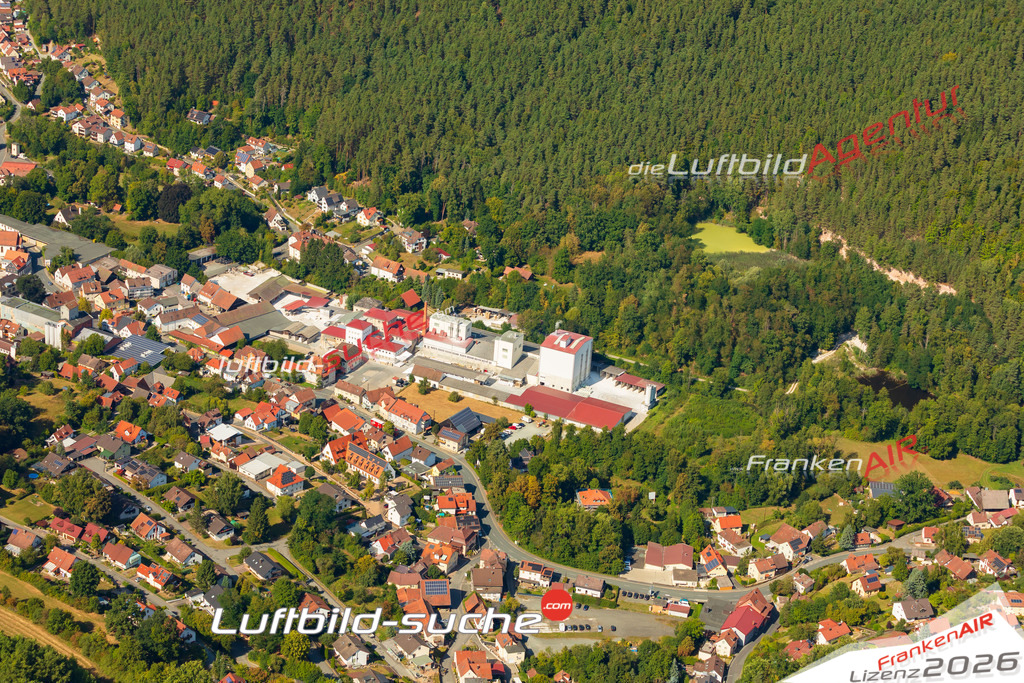 Luftaufnahme der Stadt Weißenbrunn - Die Luftaufnahme wurde 2025 vom UL-Flugzeug heraus erstellt ( keine Drohne ) - Hochauflösende Luftaufnahme - für professionelle Ausdrucke geeignet. Die Geschenkidee !Mit Lizenz und Bildrechte bestellbar