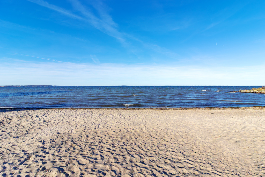 Wandbild: Maritime Ruhe an der Ostsee in Neukirchen | Erlebe die beruhigende Kraft der Ostsee mit diesem einzigartigen Wandbild vom Sandstrand in Neukirchen. Die sanften Wellen, das klare Blau des Himmels und die natürliche Weite laden zum Träumen ein und bringen maritimes Flair direkt in dein Zuhause. Dieses Motiv fängt die stille Schönheit eines Sommertages an der Küste ein – ideal für alle, die sich nach Meer, Ruhe und Natur sehnen. Ob als hochwertiges Leinwandbild, modernes Alu-Dibond, glänzendes Acrylglas, edles FineArt Papier oder als funktionales Akustikbild – dieses Küstenmotiv passt sich deinem Stil und deinen Räumen perfekt an. Es eignet sich hervorragend für Wohnzimmer, Schlafzimmer, Büro oder Ferienwohnung und schafft eine Atmosphäre der Entspannung und Leichtigkeit.Hol dir ein Stück Ostsee nach Hause – und lass dich täglich von der Magie des Meeres inspirieren. - Realisiert mit Pictrs.com