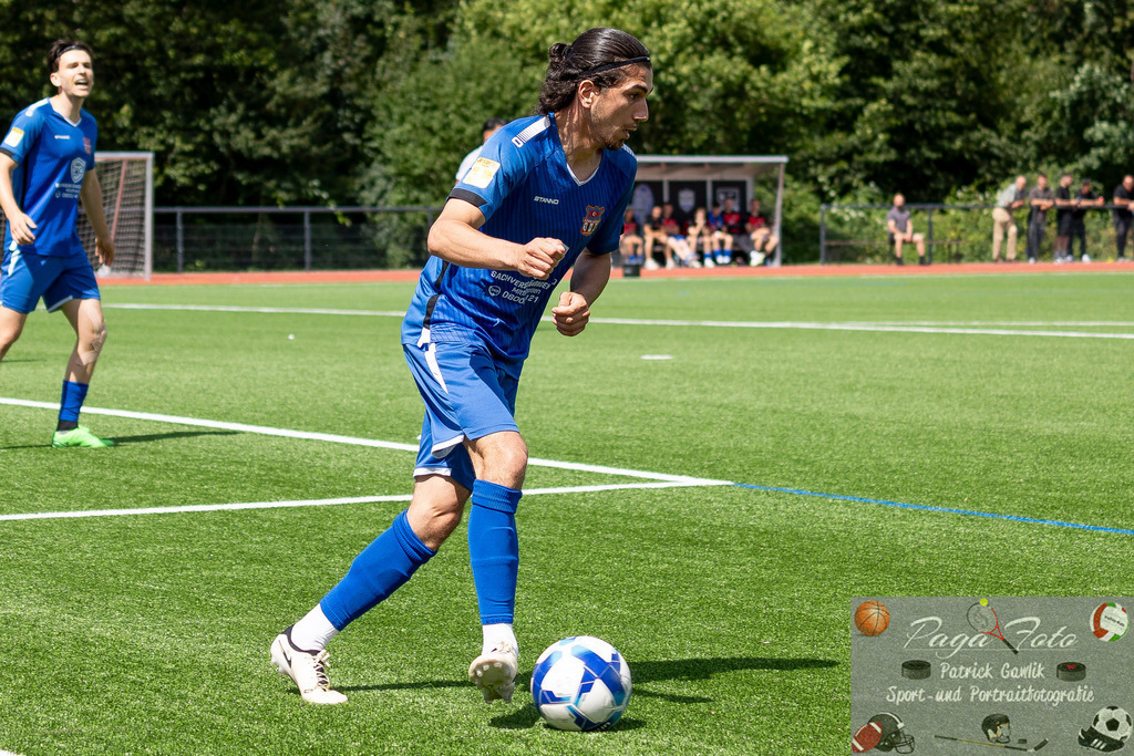 Testspiel: Spvgg. 03 Fechenheim - Türk Gücü Friedberg, 13.07.2024 | Abdul Baki Özisli (Türk Gücü Friedberg #30) mit Ball, Freisteller, Portrait / Porträt, Spvgg. 03 Fechenheim - Türk Gücü Friedberg, Frankfurt am Main, Sportanlage Birsteiner Straße, 13.7.2024 - Realisiert mit Pictrs.com