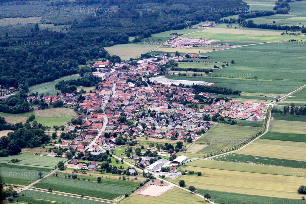 Aerial view: View of the town in Niederrœdern in the state Bas-Rhin, France.Photo: IMG_19066.jpg taken on 06/20/2009 by Werner Riehm/FLY-FOTO.comResolution of the original: 4752 x 3168 px