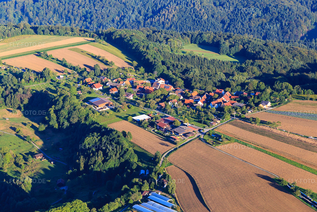 Luftbild: Dorf am Morgen aus Südosten im Ortsteil Großhöchberg in Spiegelberg im Bundesland Baden-Württemberg in Deutschland. Foto: IMG_093737.jpg vom 23.08.2016 durch Werner Riehm/FLY-FOTO.de