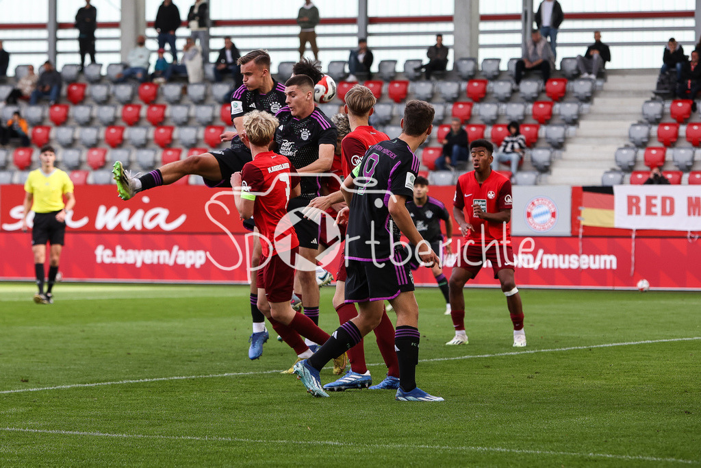 FC Bayern Muenchen U19 - 1. FC Kaiserslautern U19 | Ein Eckball des FC Bayern bringt nichts ein / Duell / Kopfball / Zweikampf